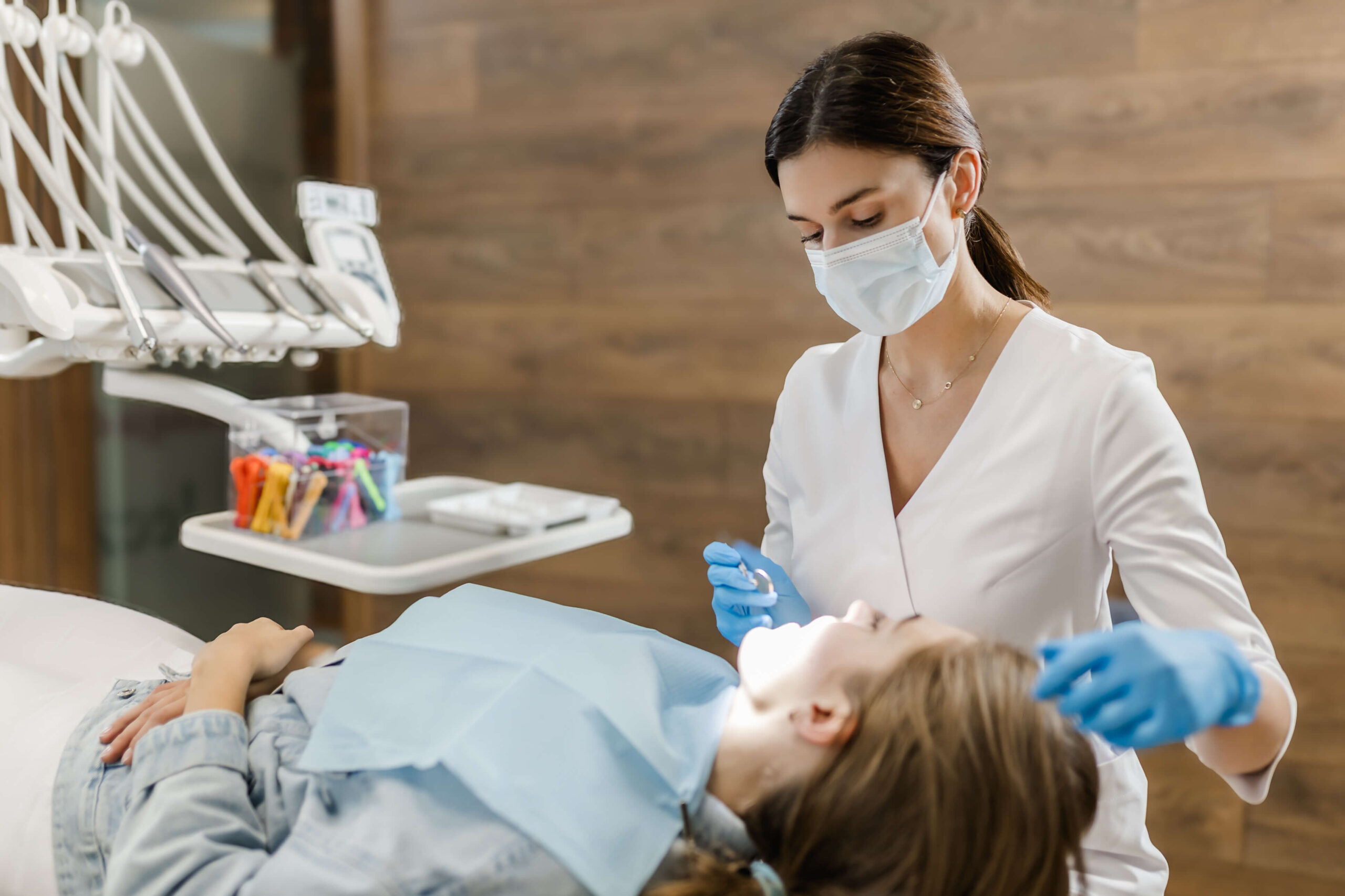 stomatolog w gabinecie stomatologicznym w Śremie